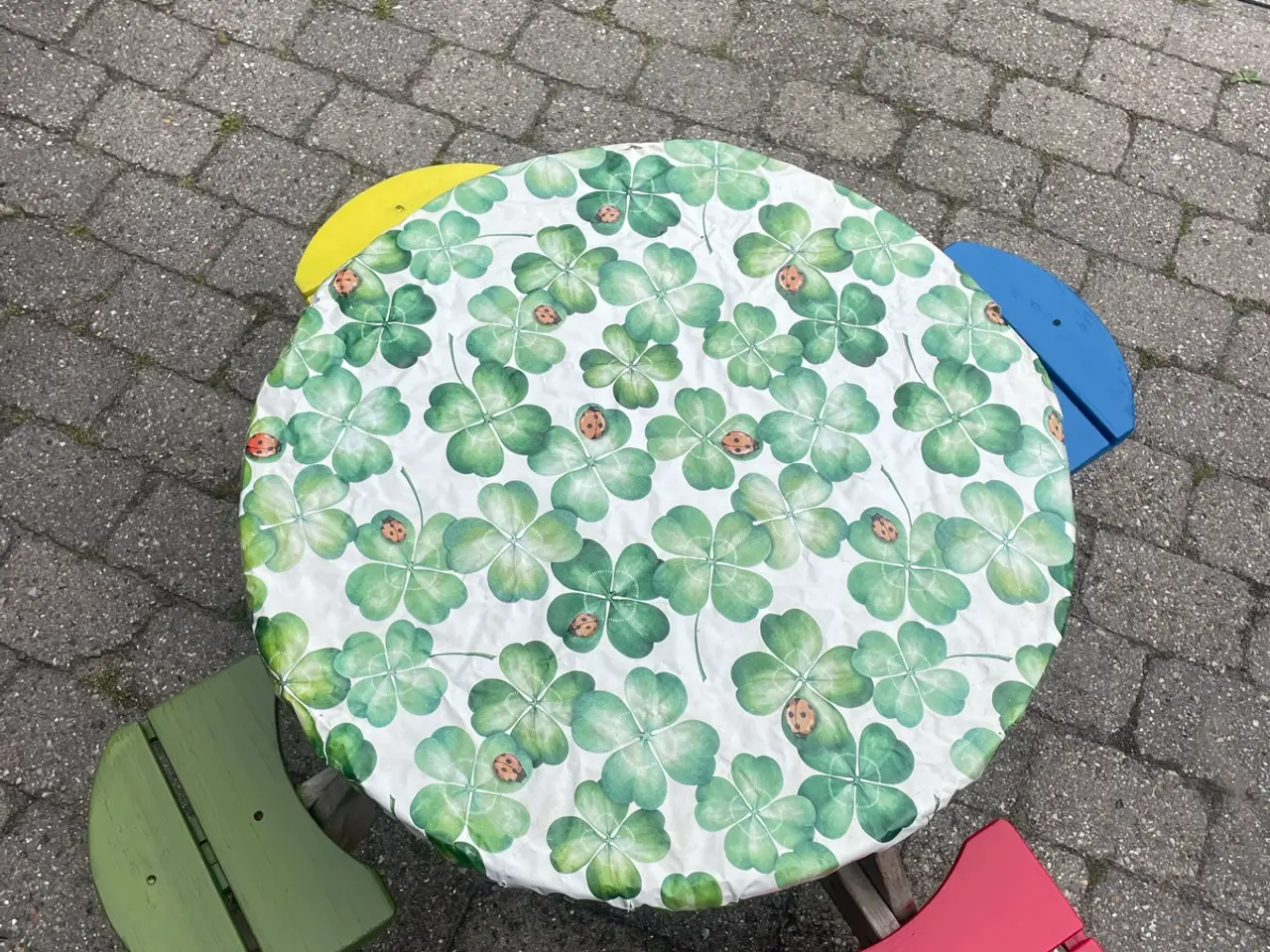 Billede 2 - Rundt bord/bænk til små børn 