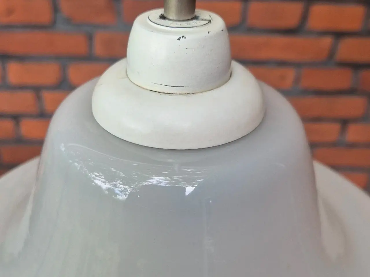 Billede 8 - Retrolampe i hvidt opalglas med elegante svaj