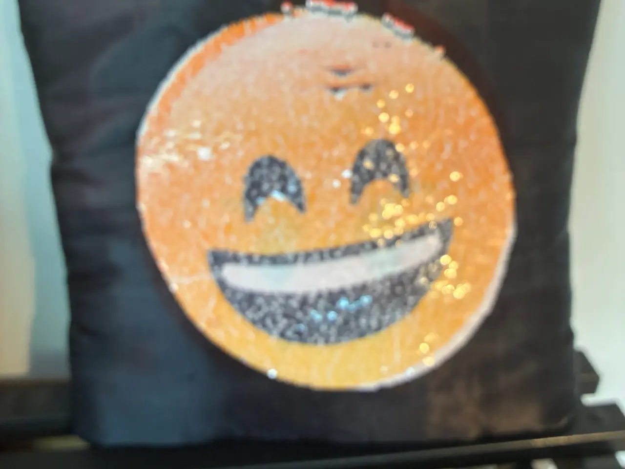 Billede 1 - Sort pude med paillet smiley