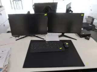 2 stk. Computerskærme ASUS S24AG320NU, tastatur og mus