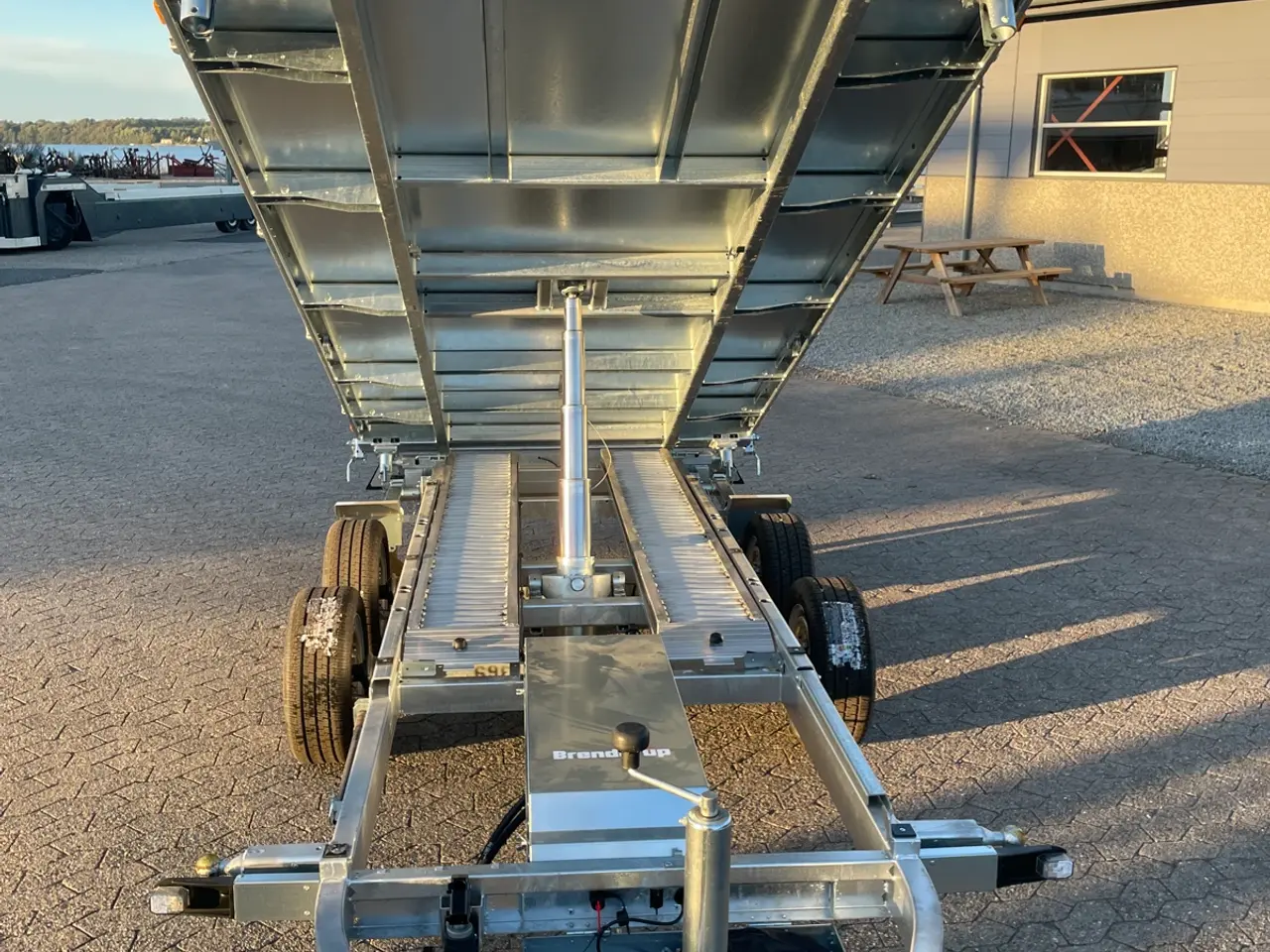Billede 2 - 3500 kg 3-vejs tiptrailer udlejes