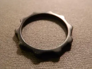 Cool designerring i sort rustfrit stål