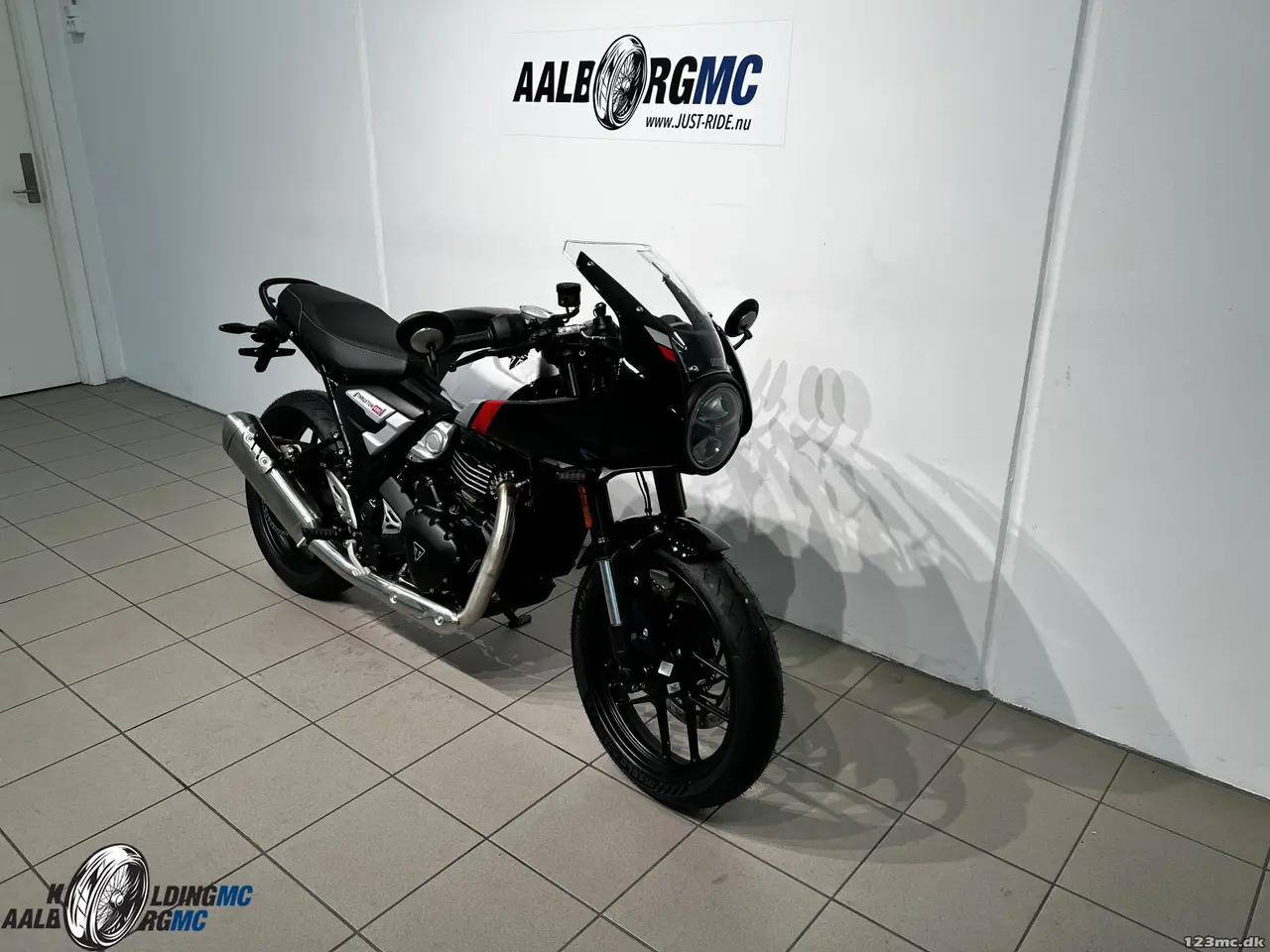 Billede 3 - Triumph Thruxton 400 Phantom Black / Aluminium Silv