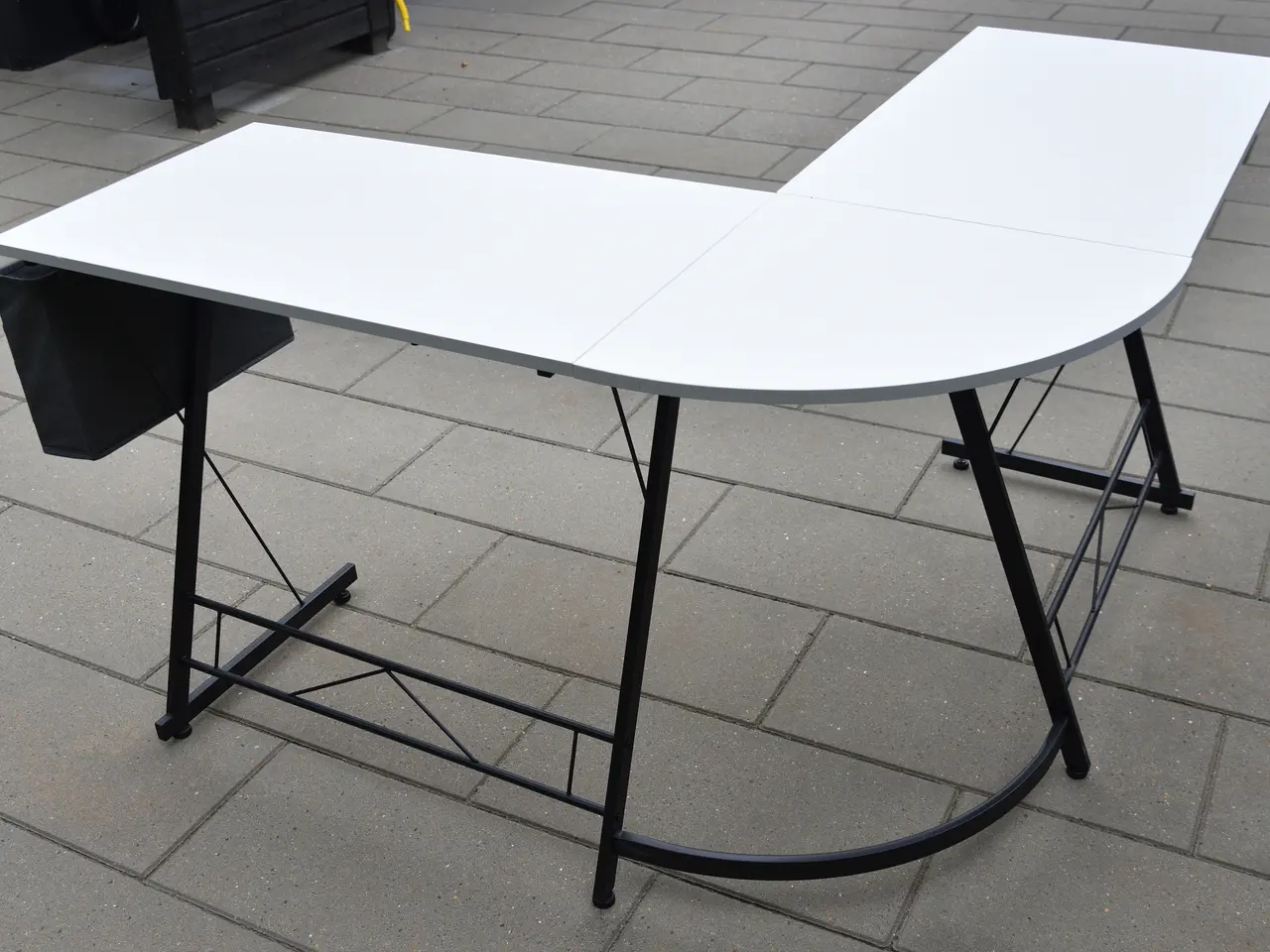 Billede 2 - Skrivebord/Gamerbord, hvid med sort stel