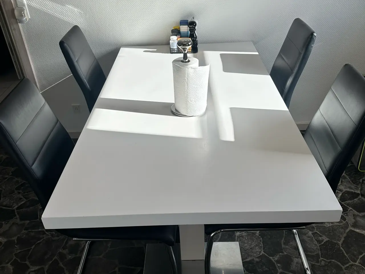 Billede 2 - Spisebord med 4 stole
