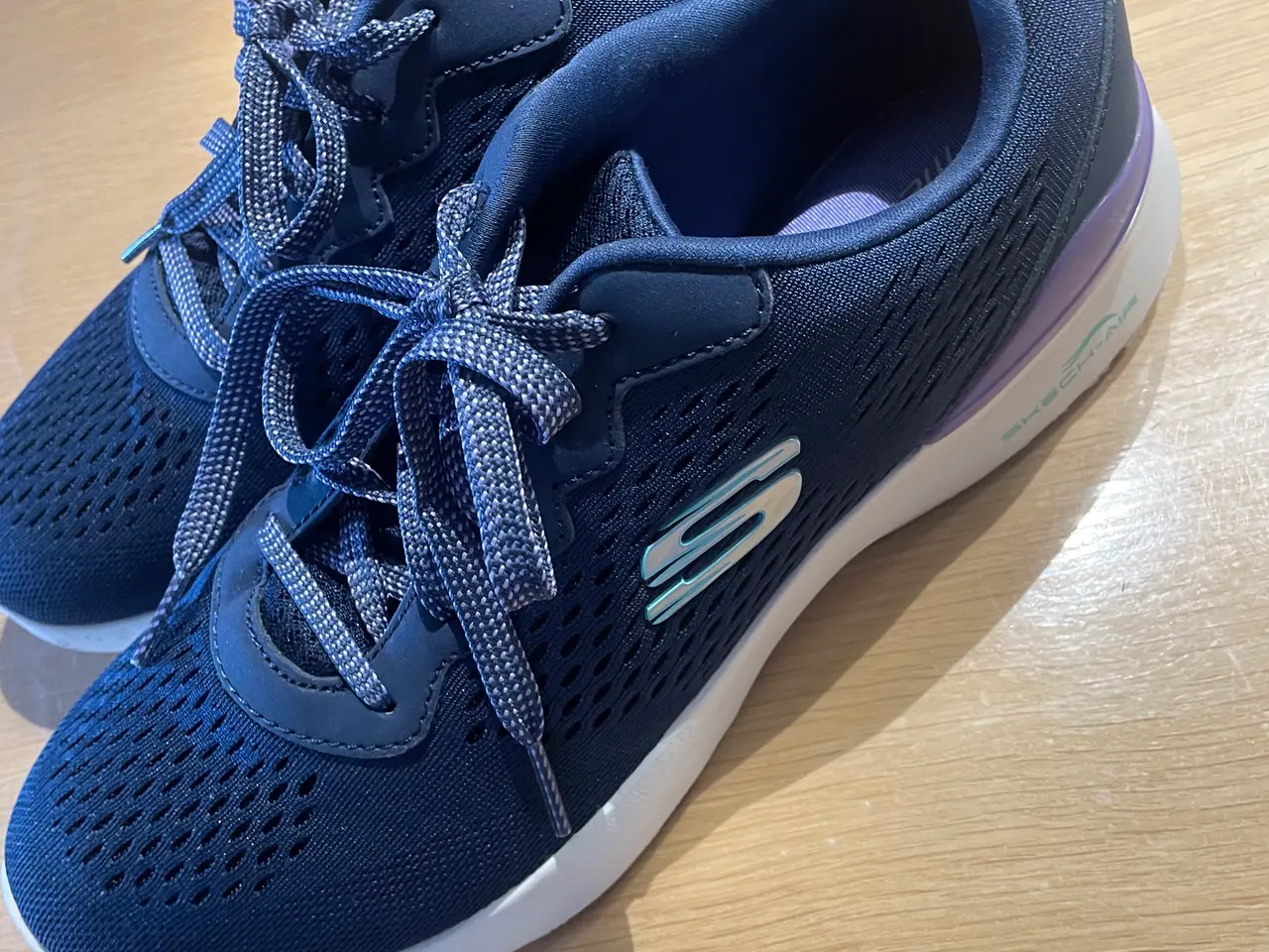 Billede 3 - Sketchers damesko sælges.