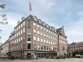 Flot kontor med stor tagterrasse