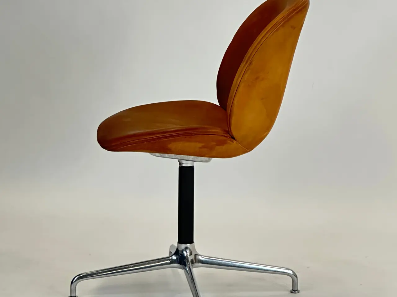 Billede 4 - GUBI Beetle Meeting Chair Stol – Brun med Sort Stel