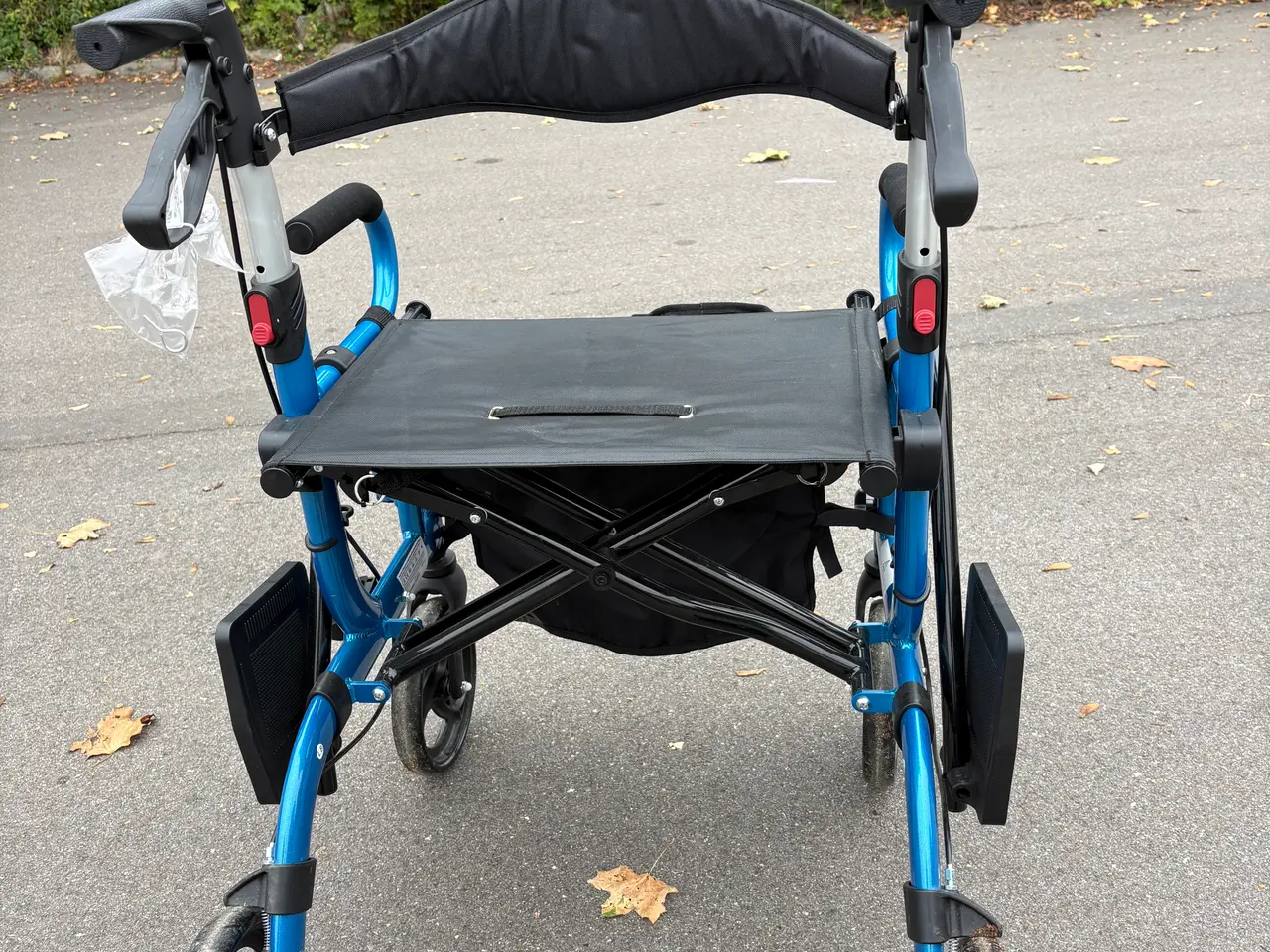 Billede 1 - Rollator med kørestol effekt