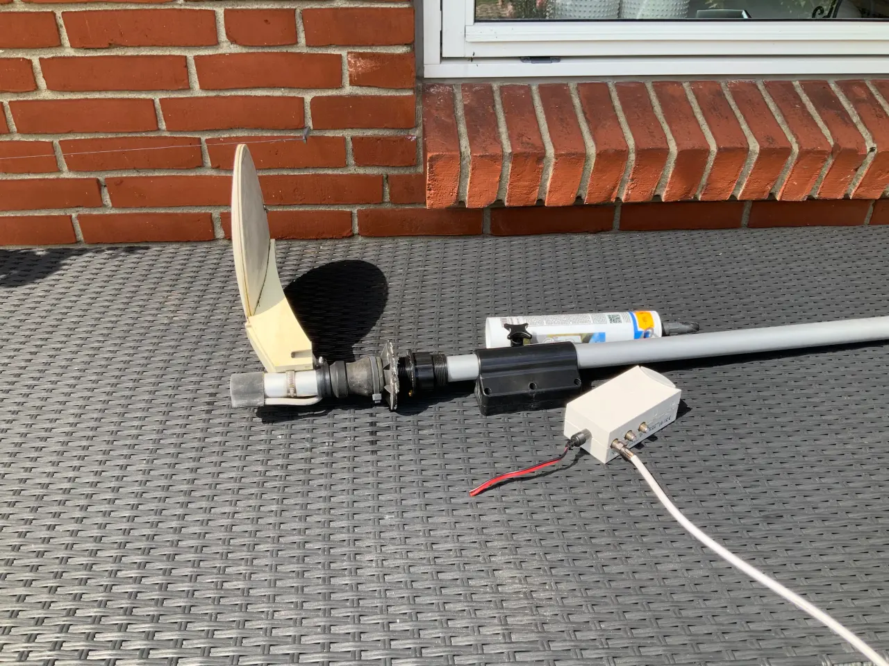 Billede 1 - Digitalantene m/mast og strømforsyning