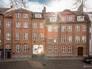 Lav leje pr. md. det første halve år. 328 m² lyse kontorlokaler i prisbelønnet ejendom udlejes i Odense City!