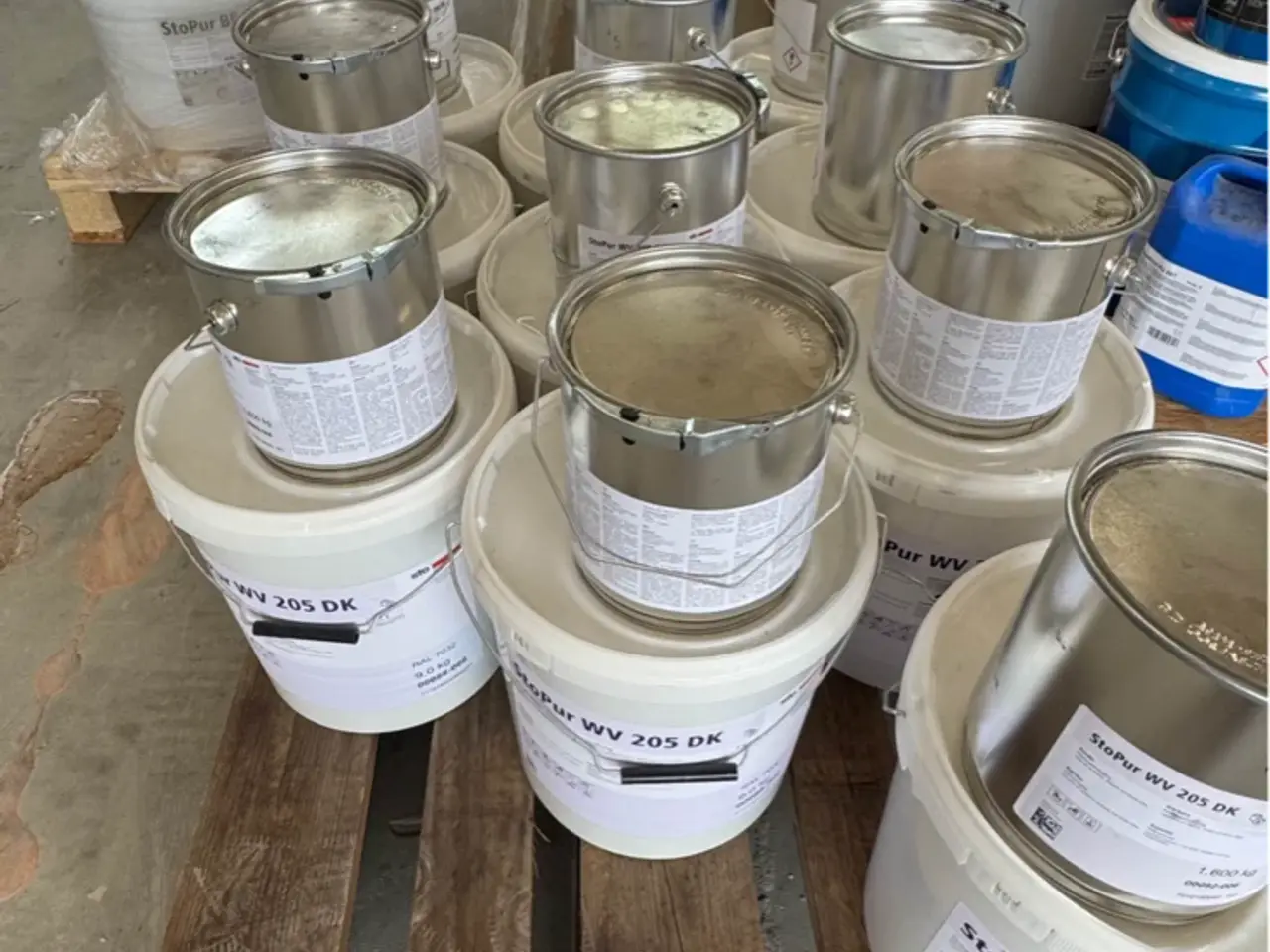 Billede 1 - Polyurethane maling sælges. 10,6kg pr spand. I RAL