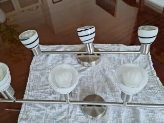 2 Loftlamper med 4 og 3 hvide glasskærme.