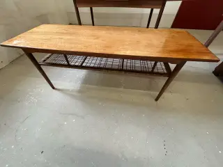 Teaktræ sofabord med hylde med flet. Enkelte flet 