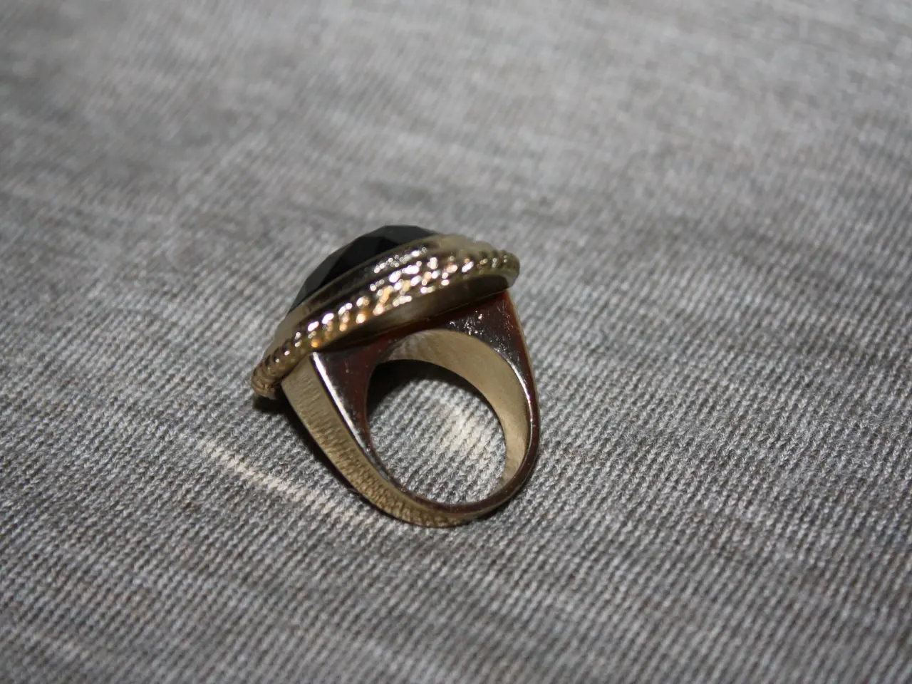 Billede 3 - Ring diam 18 cm ved ikke noget om metal og sten