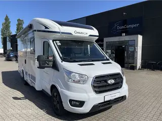 2021 - Chausson 640 Titanium VIP    Meget populær camper med stor "face to face"-siddegruppe, stor sænkeseng, maxi-køkken og lækker wellness-afdeling.