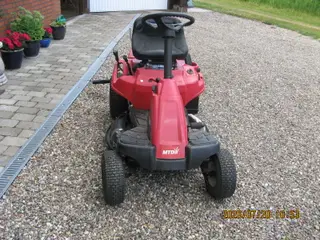 Fin lille traktor med klipper og Rive
