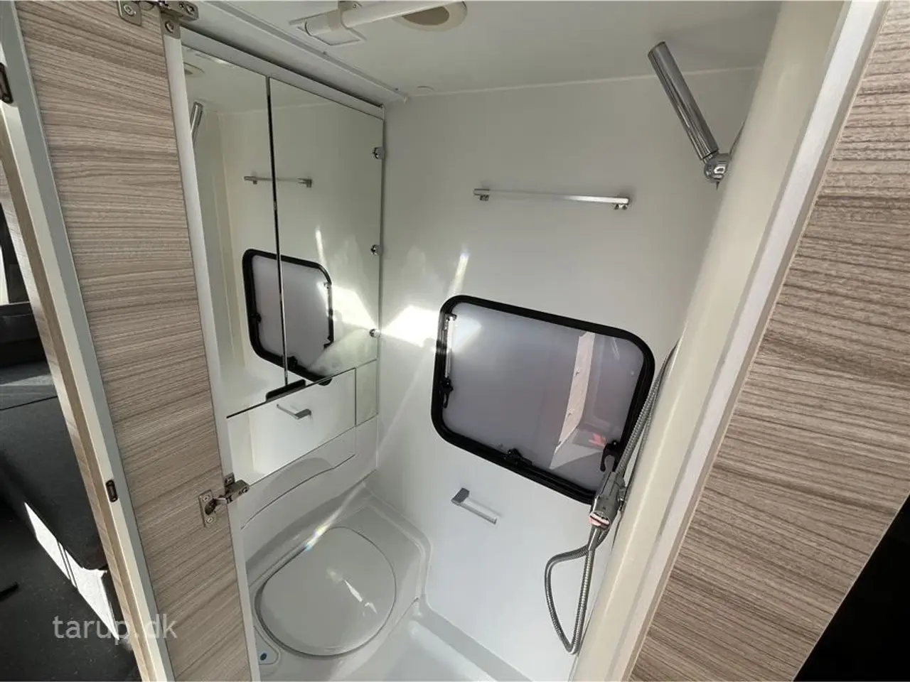 Billede 13 - 2026 - Adria Altea 362 LH   Enkeltsenge m/udtræk, rundsidde-gruppe, panorama vindue, el-gulv-varme, TV-holder,  stort 142 l. køleskab/ fryser