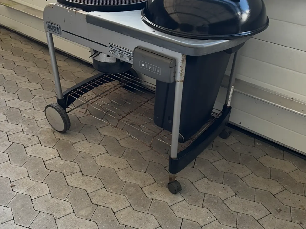 Billede 4 - Weber Kul grill på bord med hjul. 