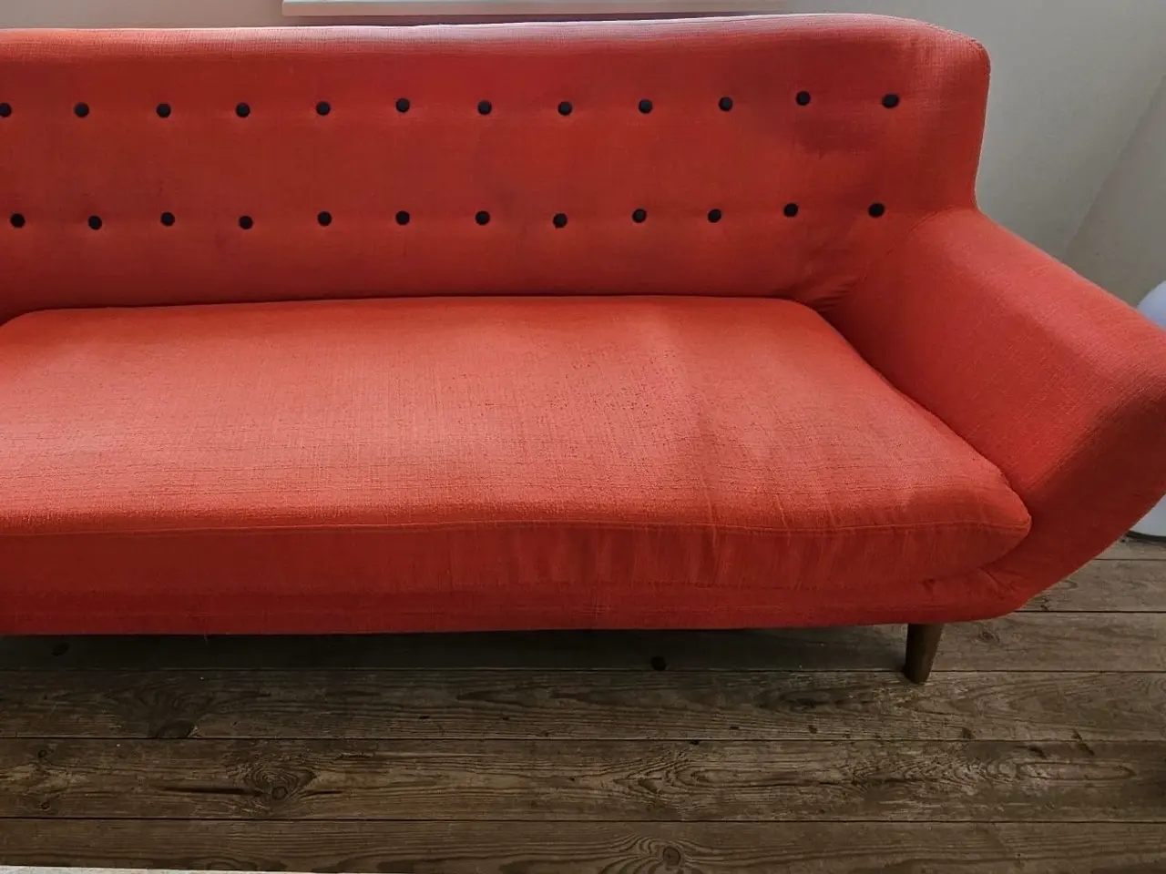 Billede 11 - Rød 2-3 pers sofa. Hent for 100kr