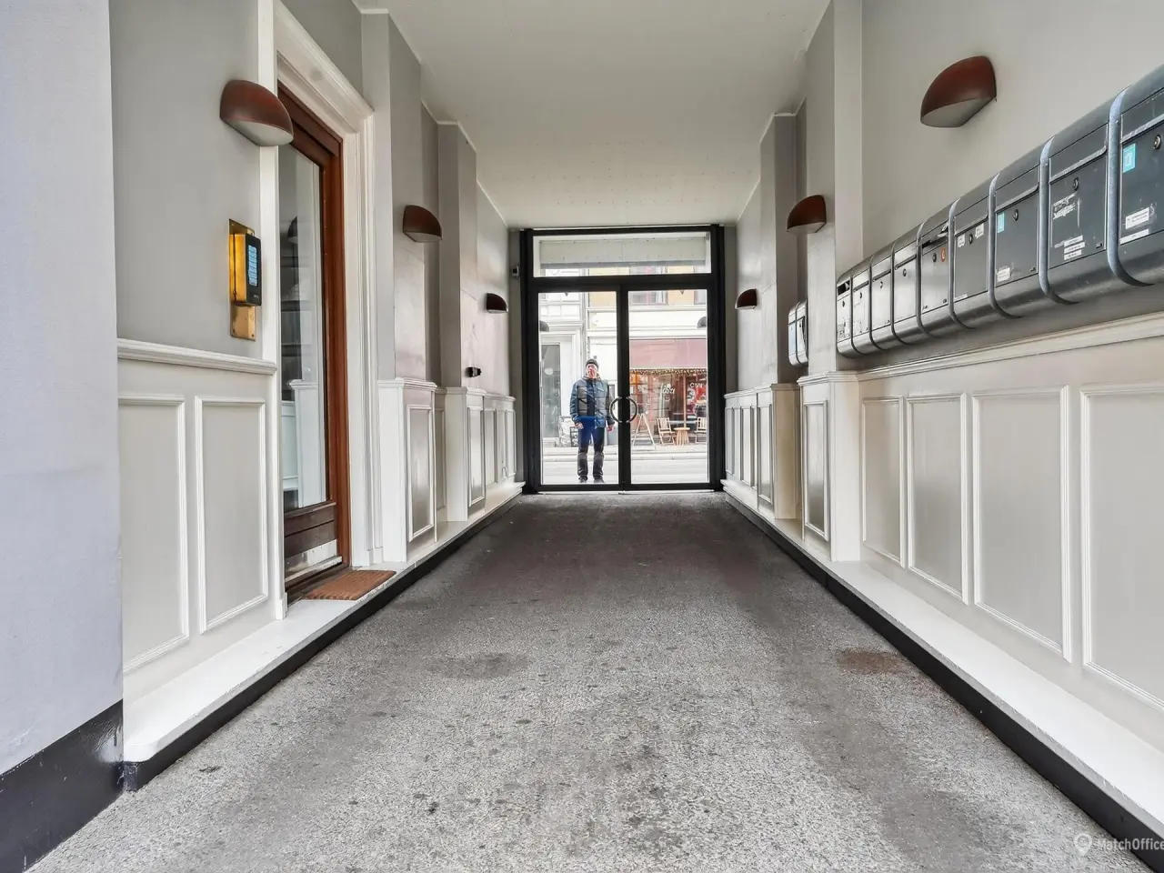 Billede 16 - Bred facade med stort skilt og masser af kundetrafik