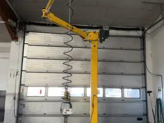 Mobil søjlesvingkran. 160 kg. Nem håndbetjening.