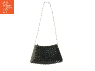 Sort flettet håndtaske med kæderem (str. 25,5x15 cm)