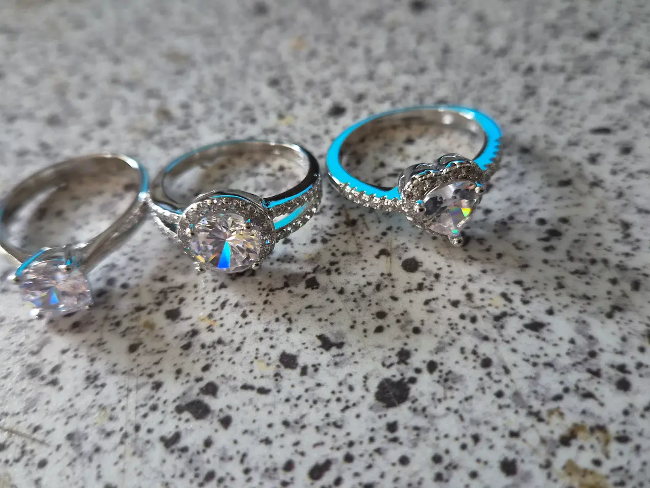 Billede 2 - Sølv fingerringe med diamant lignende sten
