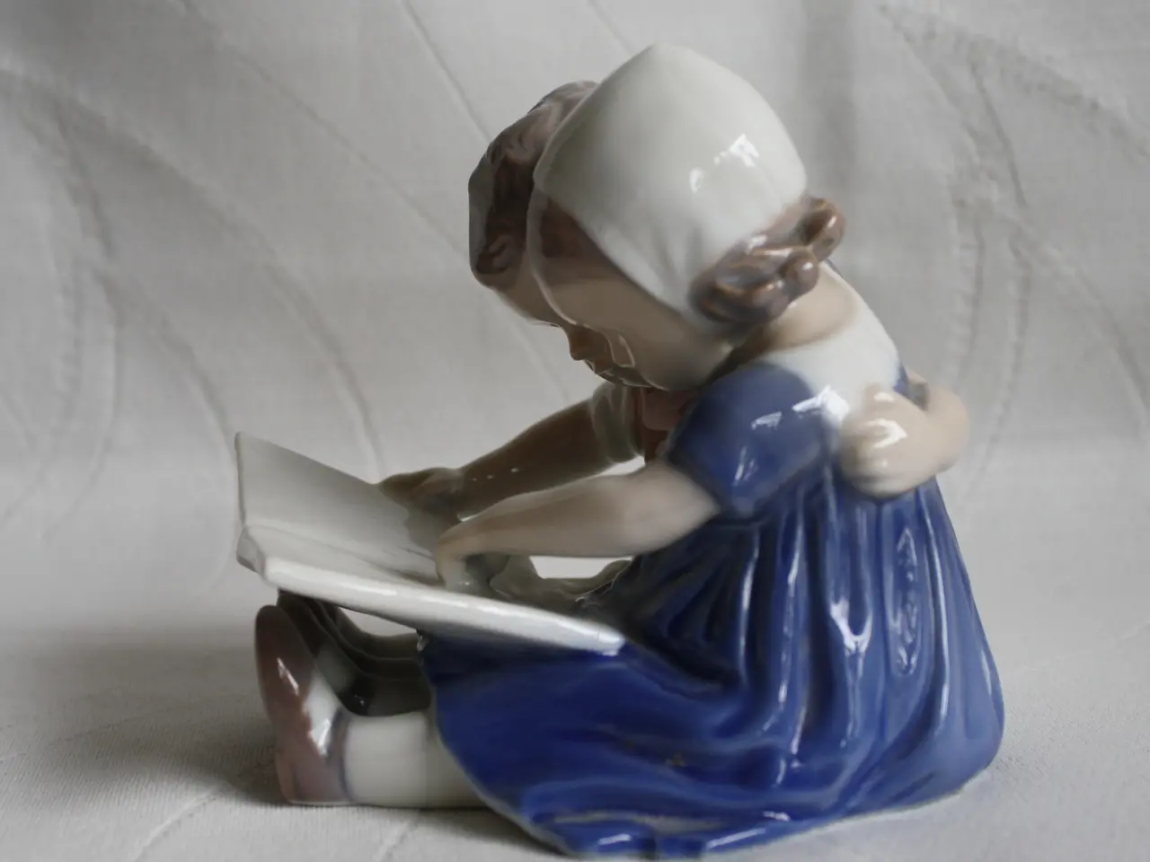 Billede 2 - Læsende børn. Figur fra Bing og grøndahl