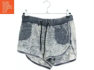 Grå shorts med lommer fra emoi (str. 152)