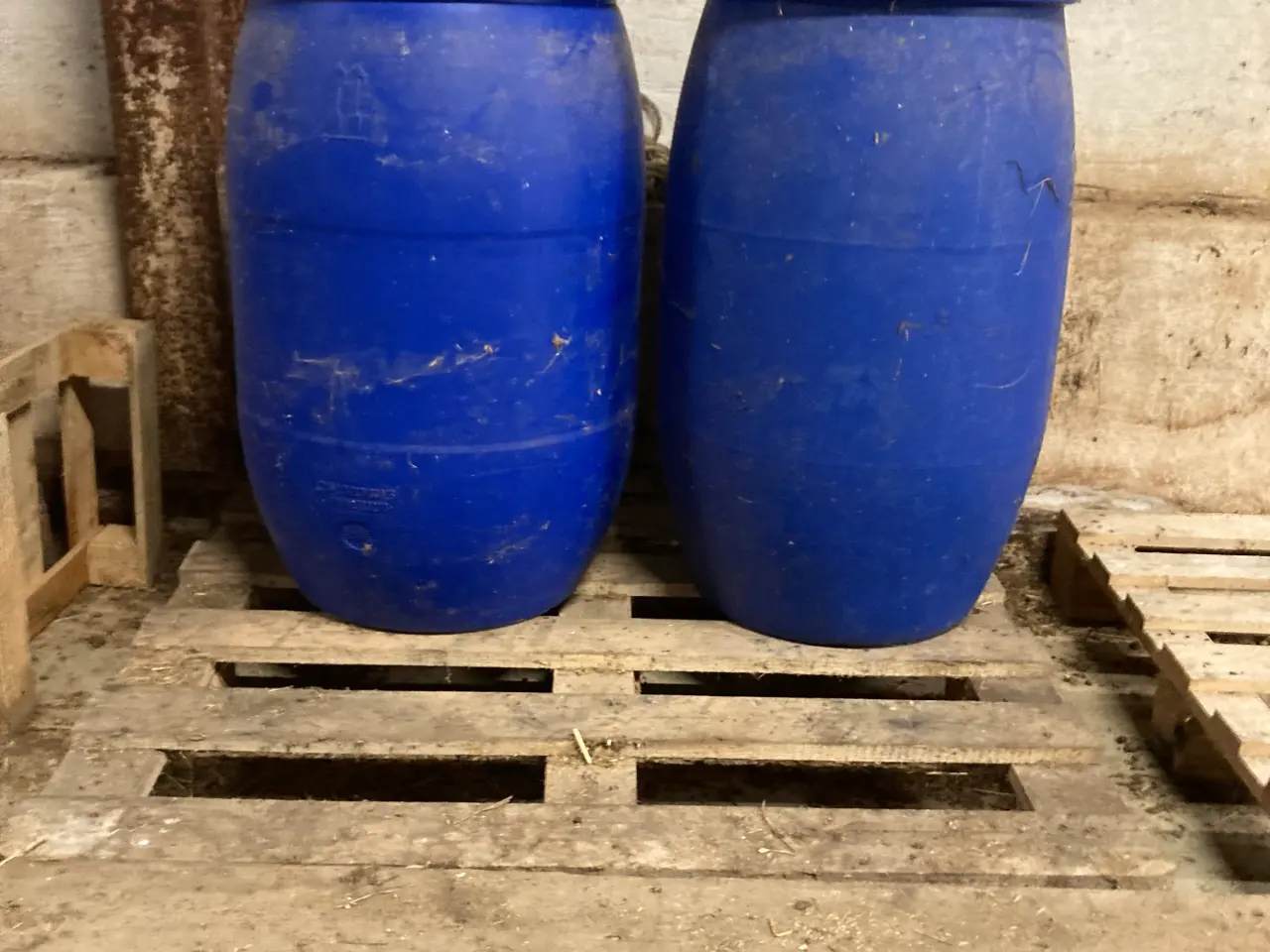Billede 1 - 120 liters fodertønder med låg.