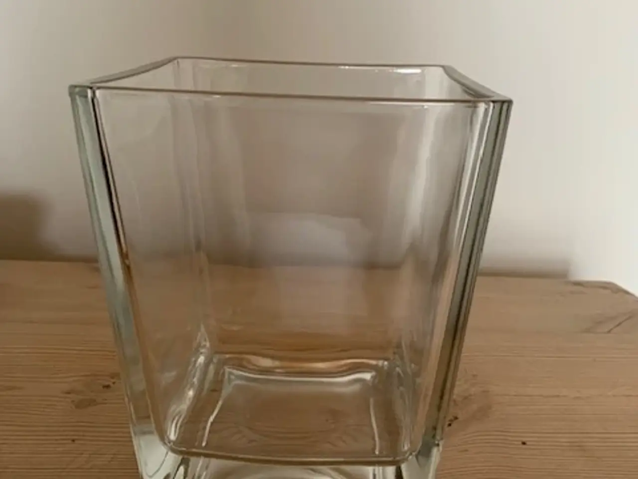 Billede 2 - Firkantet vase i kraftigt glas, 14 x 14 x 17 cm.