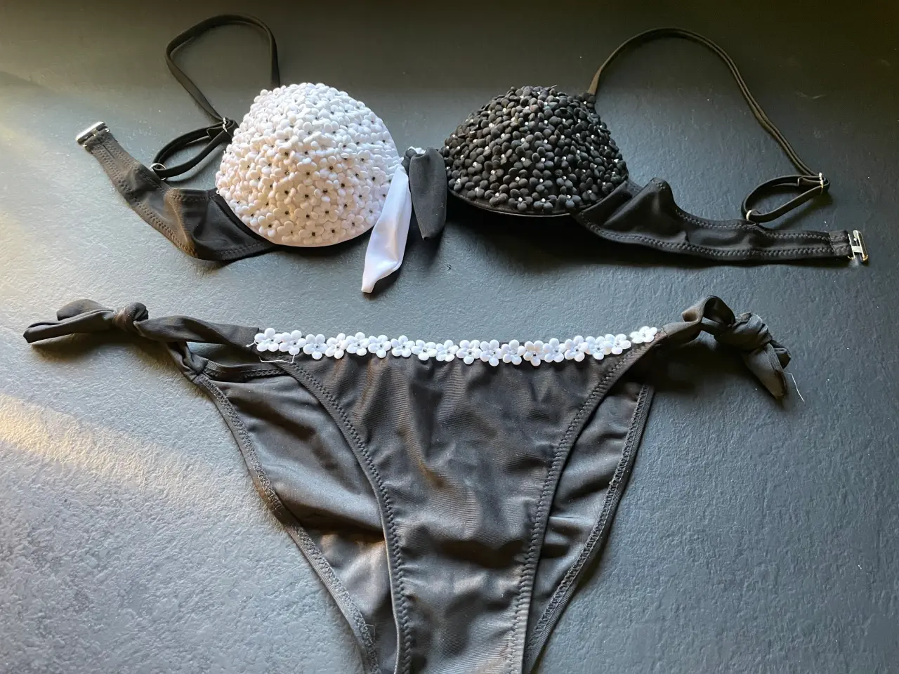 Billede 3 - Smuk sort/hvid bikini med små blomster 