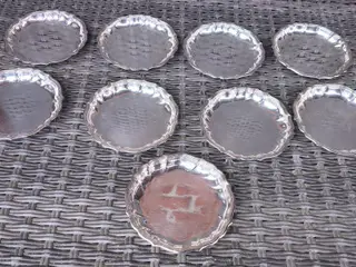 9 FLOTTE GLASBAKKER/BORDSKÅNERE, SØLVPLET, Ø 11 CM