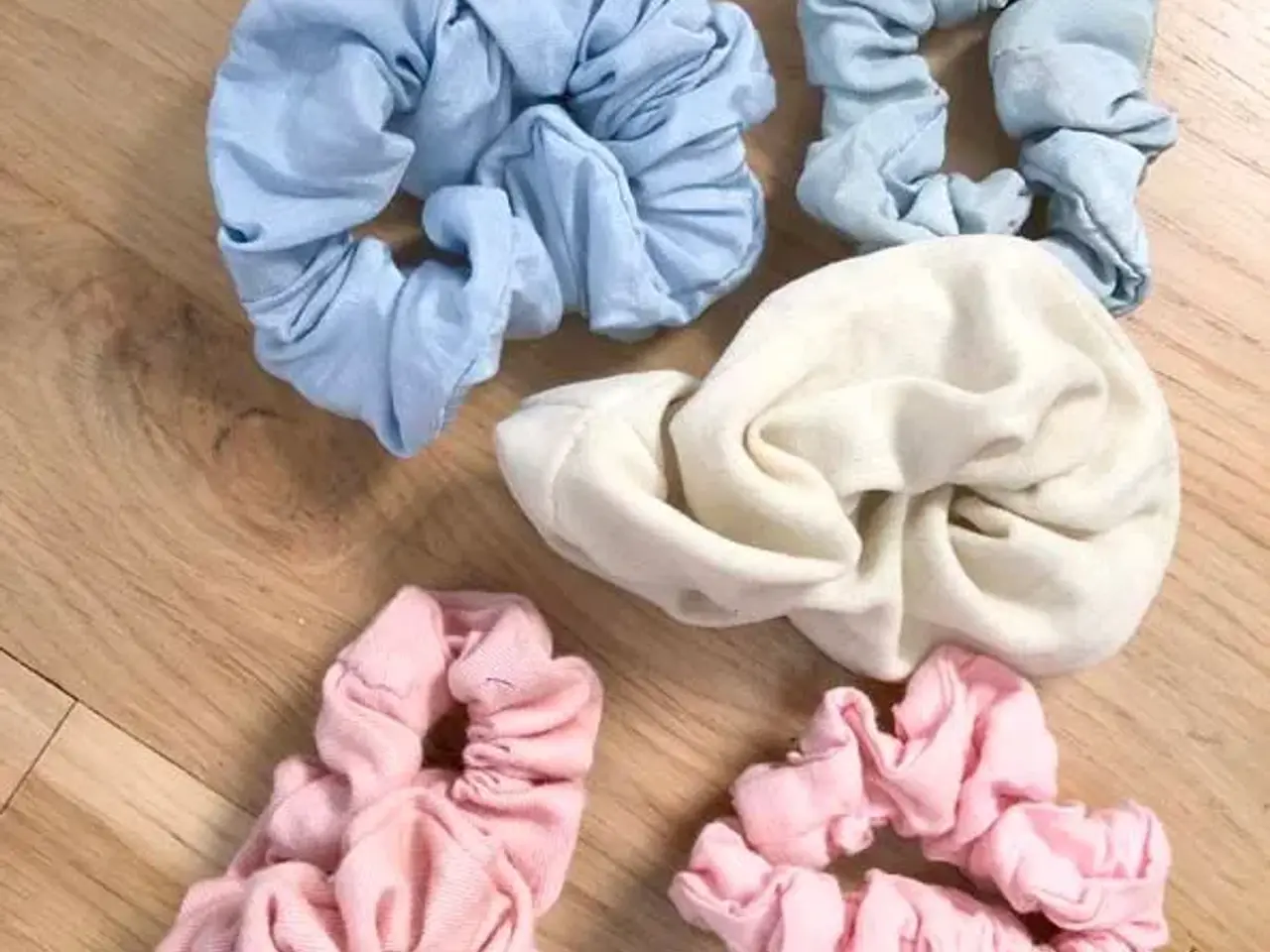 Billede 1 - SCRUNCHIES - HÅRELASTIKKER - pynt håret