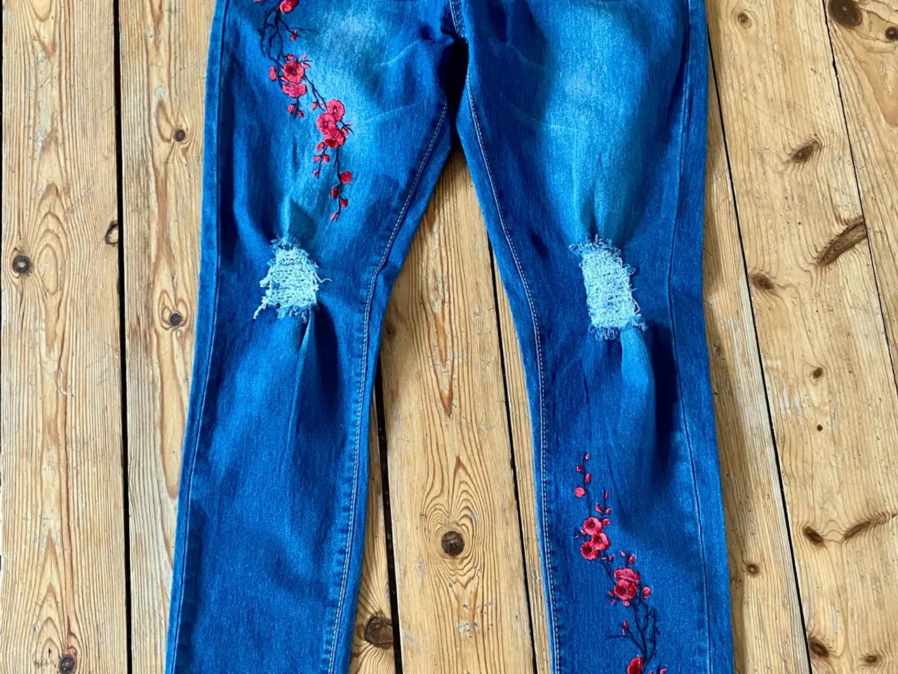 Billede 1 - Jeans med broderede blomster xl