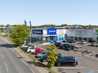 Stor butik med god beliggenhed og parkering lige udenfor.