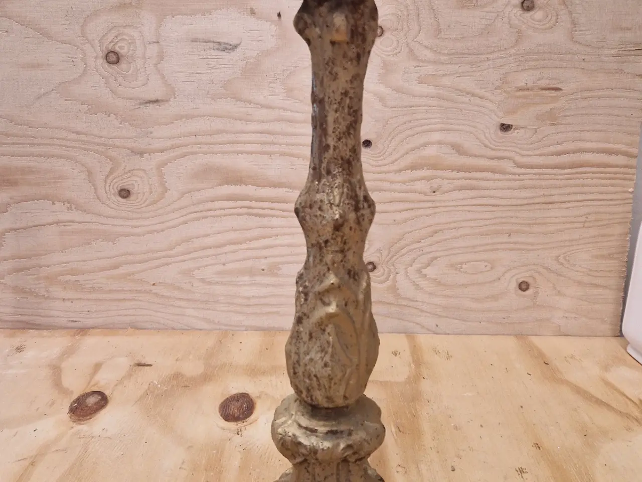 Billede 4 - 2 antikke malmlysestager 42 cm høje