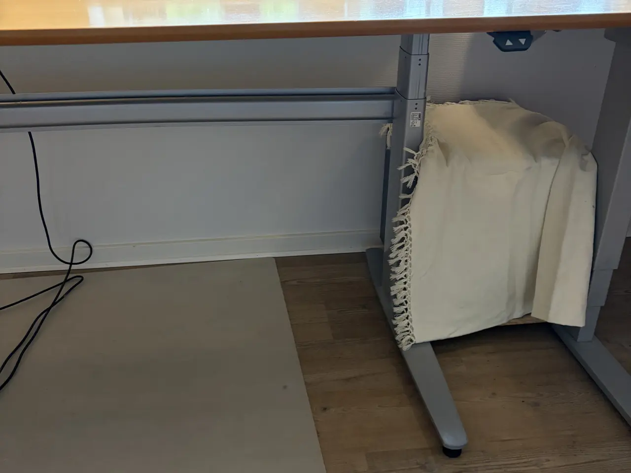 Billede 6 - Hæve sænke skrivebord i bøgelaminat
