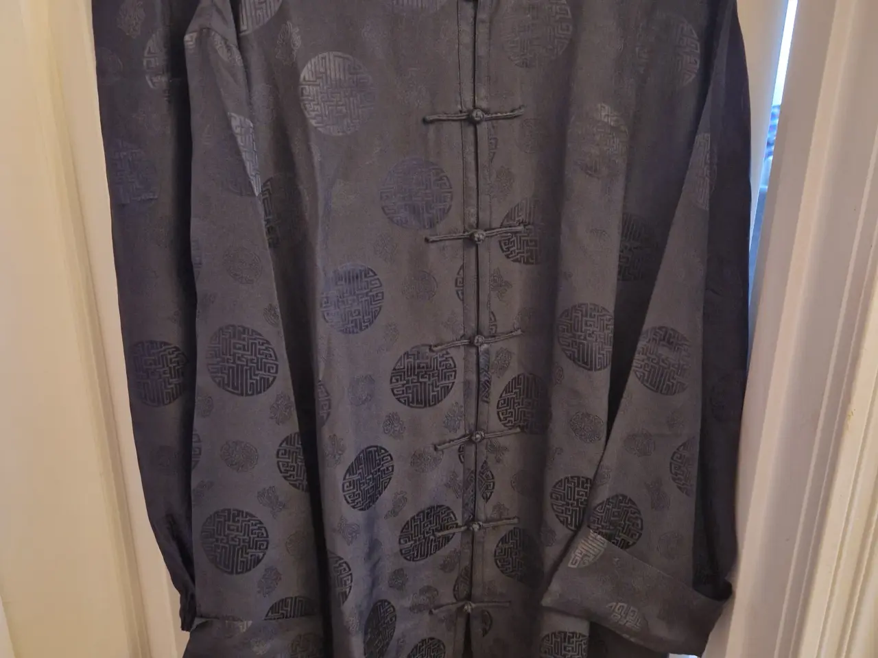 Billede 1 - Pyjamas i sort blankt stof