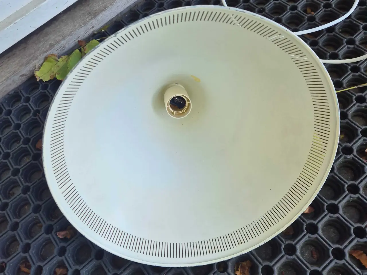 Billede 18 - Grå kegleformet retrolampe med fine perforeringer