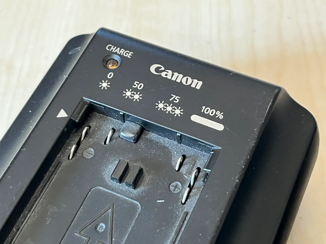 Billede 5 - Oplader og 8. Stk. Canon batterier