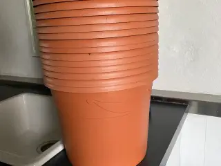 Brune plastikpotter m. pænt motiv