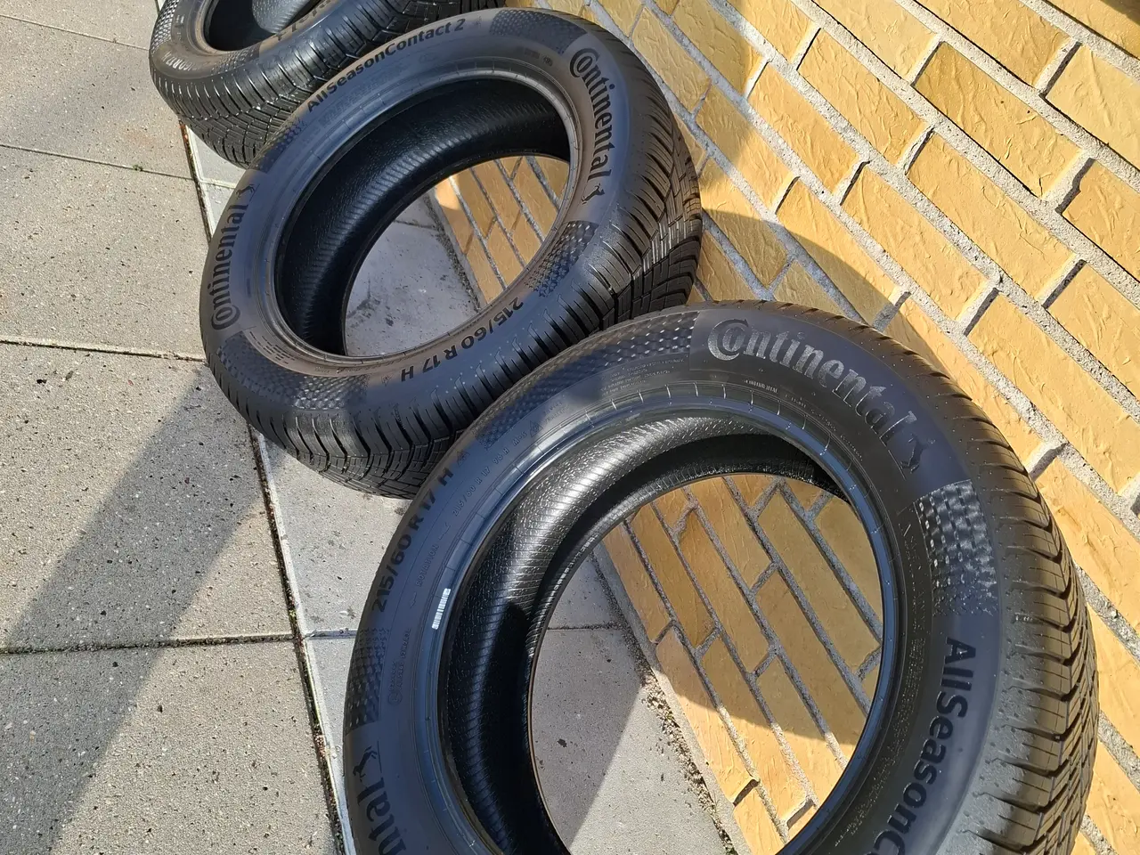 Billede 2 - Næsten nye Continental helårsdæk 215/60r17