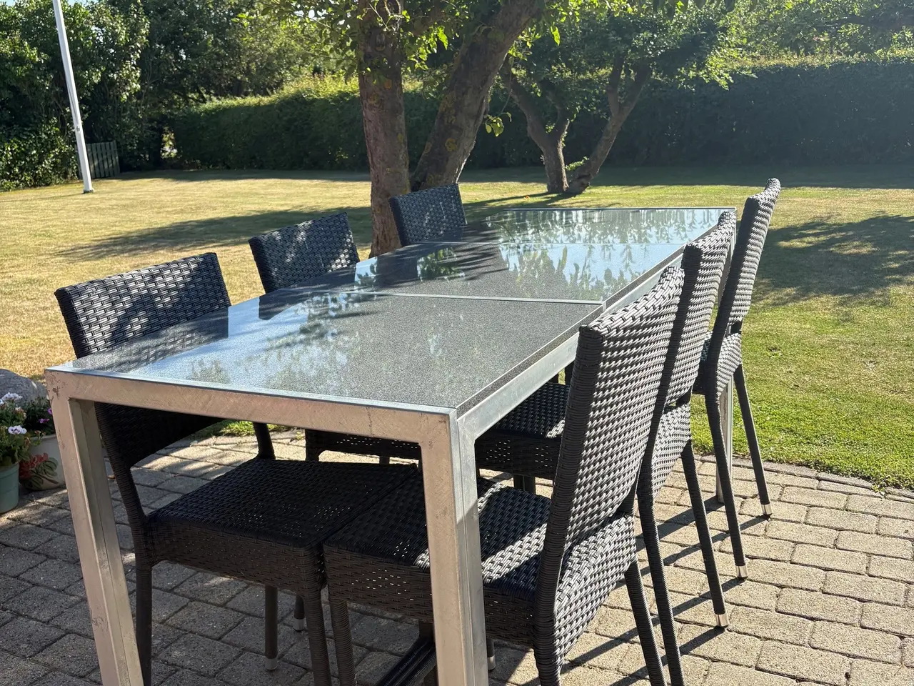 Billede 4 - Galvaniseret havebord med granitplader og 6 stole
