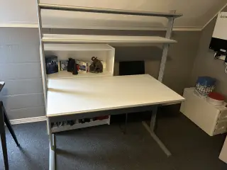 Ikea skrivebord med hylder