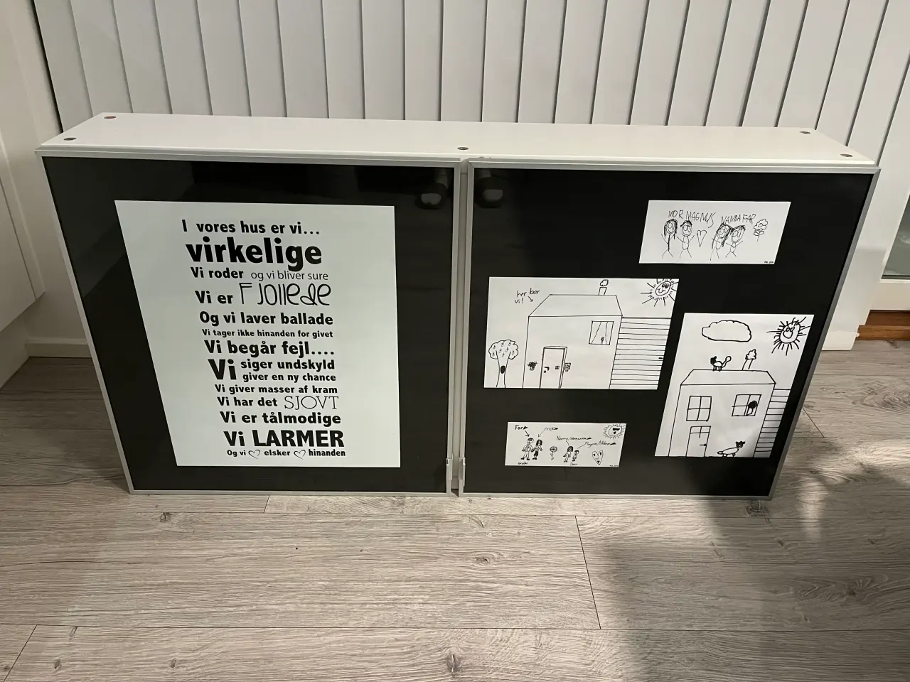 Billede 1 - Væghængt skab med forsider som kan udskiftes