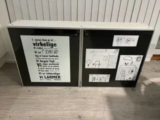Væghængt skab med forsider som kan udskiftes