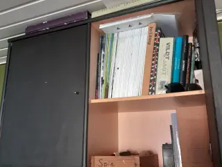 Fin Væghængt skab