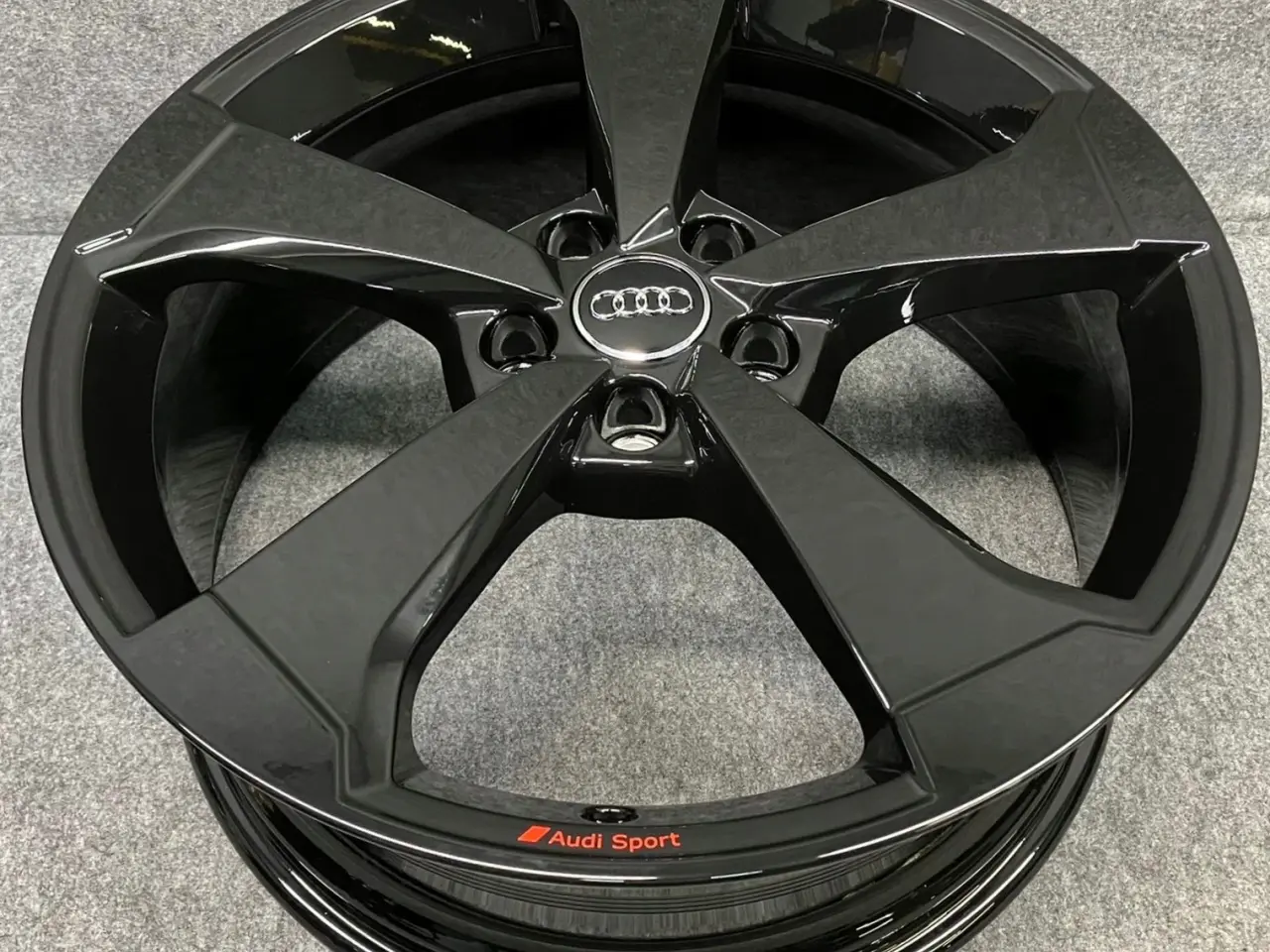 Billede 1 - ALUFÆLGE AUDI A3 8VO 19"